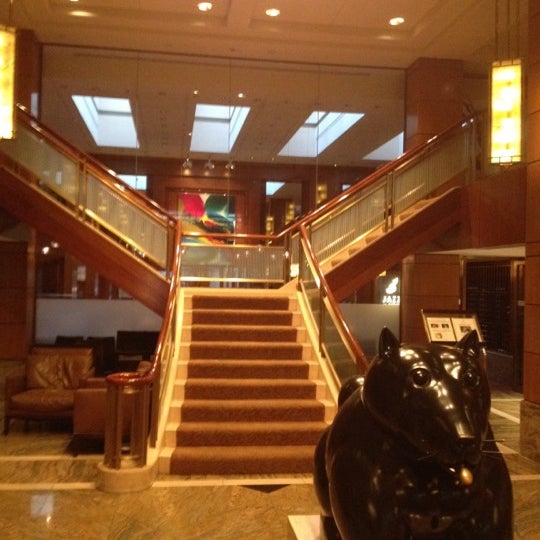 รูปภาพถ่ายที่ The Kitano Hotel New York โดย Whitney H. เมื่อ 6/21/2012