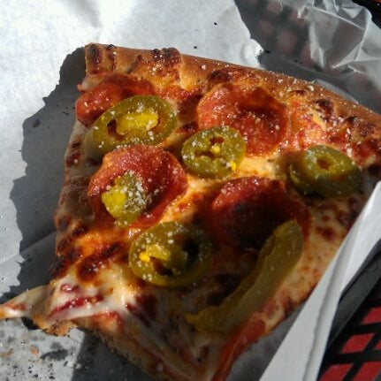 Foto tomada en Zini&#39;s Pizzeria  por Hope C. el 1/6/2012