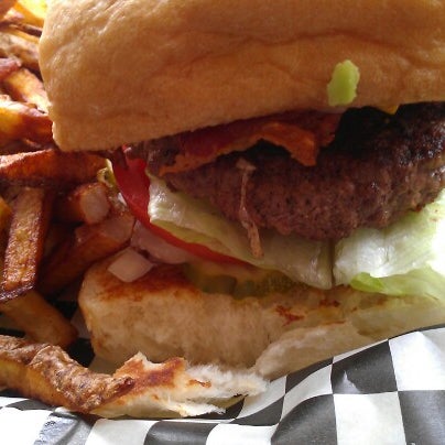 Foto diambil di Fatty&#39;s Burgers &amp; More oleh Craig W. pada 9/7/2012
