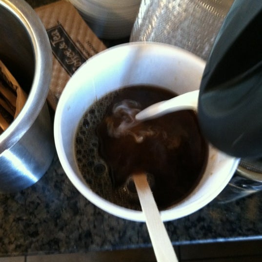 รูปภาพถ่ายที่ Peet&#39;s Coffee &amp; Tea โดย Cristal C. เมื่อ 2/16/2012