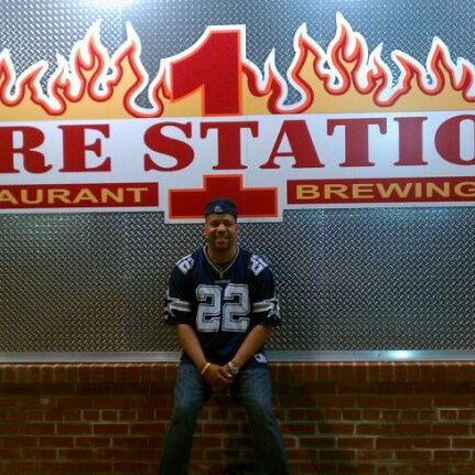 Foto diambil di Fire Station 1 Restaurant &amp; Brewing Co. oleh Mark R. pada 11/15/2011