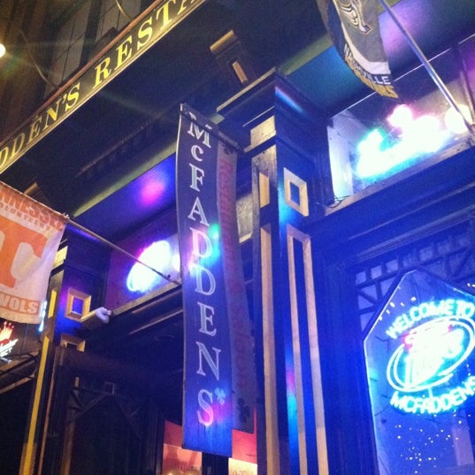 รูปภาพถ่ายที่ McFadden&#39;s Restaurant and Saloon Nashville โดย Lana M. เมื่อ 3/18/2012