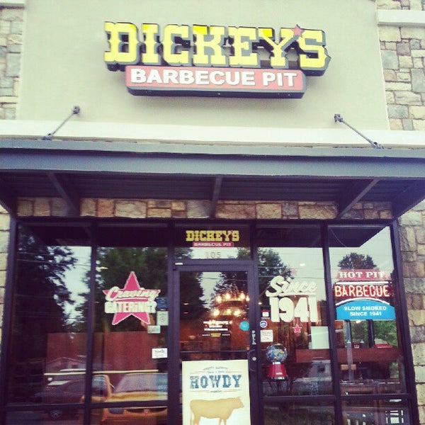 รูปภาพถ่ายที่ Dickey&#39;s Barbecue Pit โดย Dwayne K. เมื่อ 9/4/2012