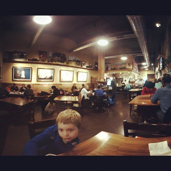 11/5/2011 tarihinde Adam S.ziyaretçi tarafından Bagby Pizza Co.'de çekilen fotoğraf