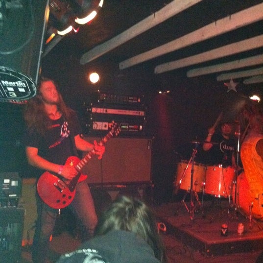 รูปภาพถ่ายที่ Wormhole Bar โดย Dana G. เมื่อ 11/13/2011