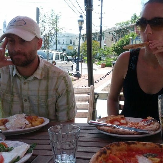 Foto diambil di Roscoe&#39;s Neapolitan Pizzeria oleh Trevor M. pada 6/3/2012