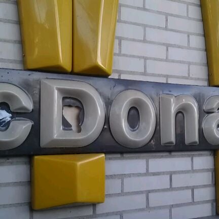 รูปภาพถ่ายที่ McDonald&#39;s โดย Danny R. เมื่อ 1/15/2012