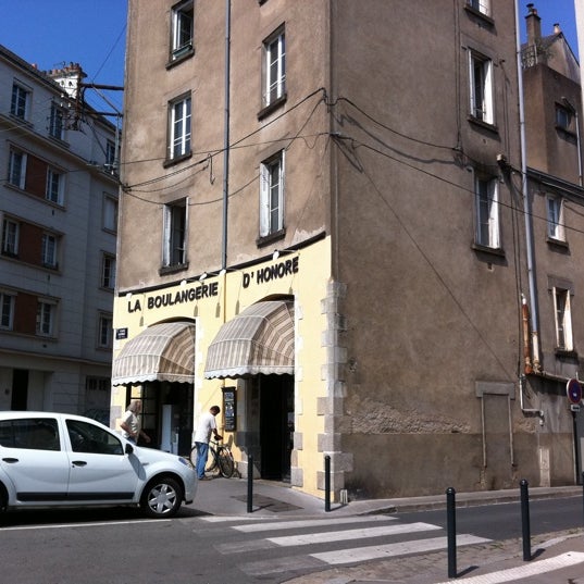 Photo taken at Boulangerie d&#39;Honoré by Fred B. on 7/30/2011