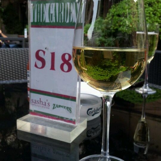 Photo prise au Sasha&#39;s Restaurant and Bar par Monica H. le5/4/2012