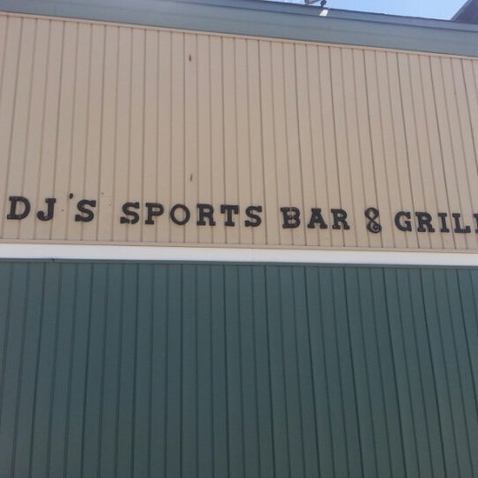 Photo prise au DJ&#39;s Sports Bar &amp; Grill par Don S. le8/17/2012