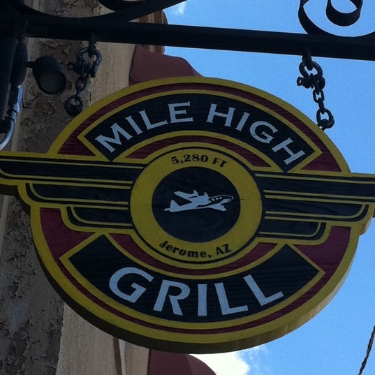 Photo prise au Mile High Grill and Inn par Amy H. le10/1/2011