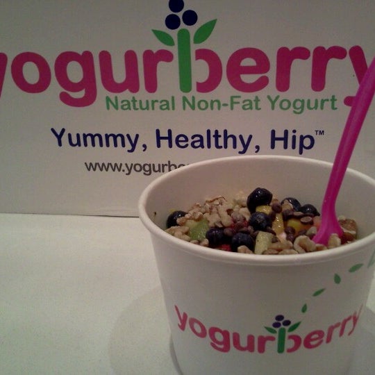 Das Foto wurde bei Yogurberry Frozen Yogurt Café von Brendan J. am 9/3/2012 aufgenommen