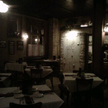 Foto diambil di Amici&#39;s Italian Restorante oleh Danielle N. pada 1/3/2012