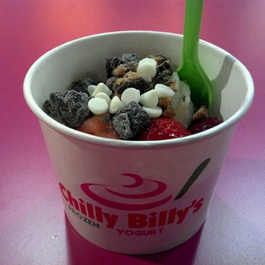 Foto diambil di Chilly Billy&#39;s Frozen Yogurt oleh Timmy J. pada 10/5/2011