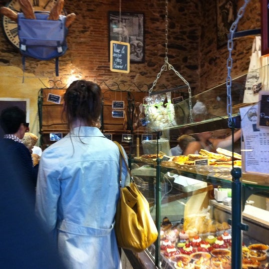 Photo taken at Boulangerie d&#39;Honoré by Fred B. on 9/7/2011