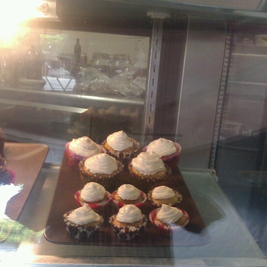 6/15/2012 tarihinde Rand F.ziyaretçi tarafından Stephanie&#39;s Bakery'de çekilen fotoğraf