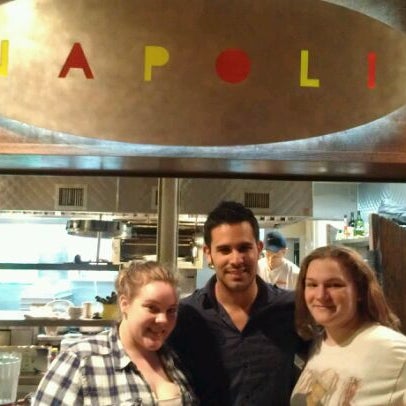 5/11/2012 tarihinde Elizabeth S.ziyaretçi tarafından Napoli Italian Restaurant'de çekilen fotoğraf