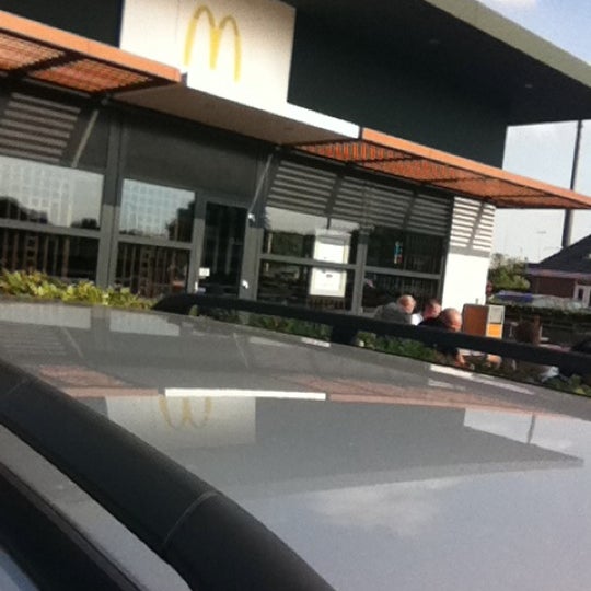 รูปภาพถ่ายที่ McDonald&#39;s โดย Maurice M. เมื่อ 7/26/2012