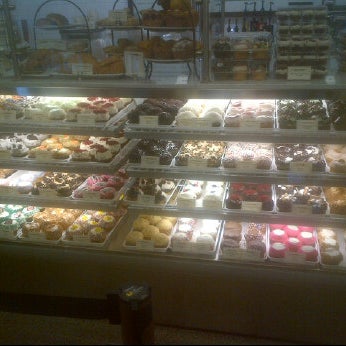 5/16/2012 tarihinde Allan C.ziyaretçi tarafından Crumbs Bake Shop'de çekilen fotoğraf