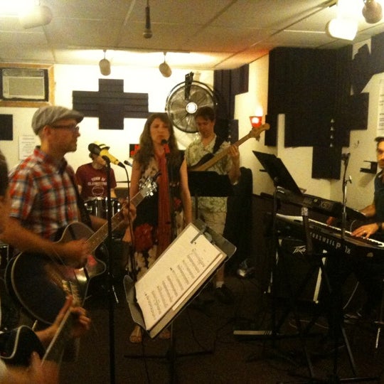 Das Foto wurde bei Music Makers NY von Daniela M. am 7/10/2012 aufgenommen