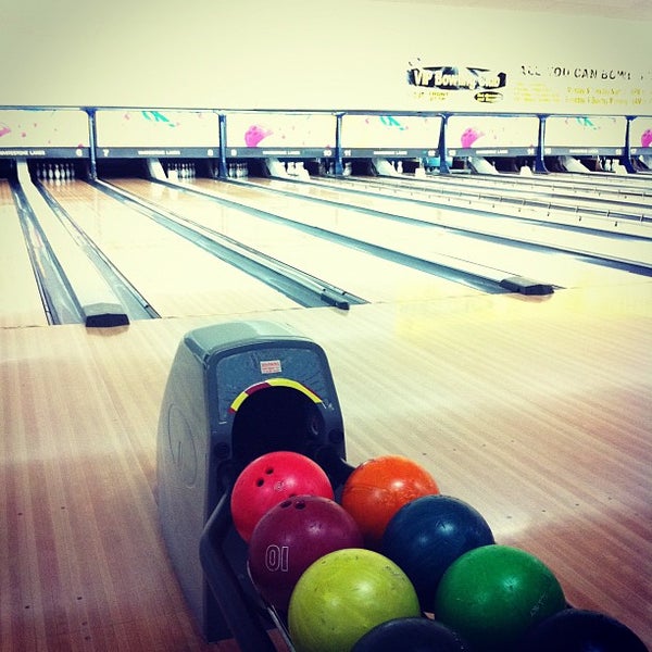 รูปภาพถ่ายที่ Whitestone Lanes Bowling Centers โดย Emma C. เมื่อ 5/12/2012
