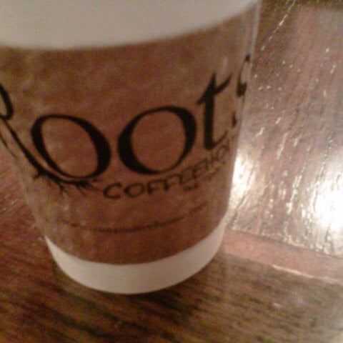 Foto tomada en Roots Coffeehouse  por Jeff L. el 9/7/2012