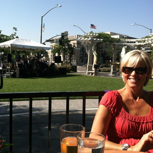 5/15/2012 tarihinde Jeff J.ziyaretçi tarafından Demitri&#39;s Taverna'de çekilen fotoğraf
