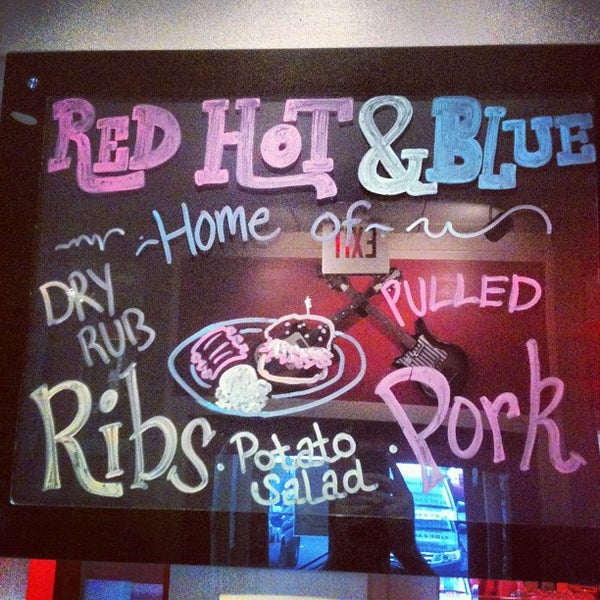 Foto diambil di Red Hot &amp; Blue  -  Barbecue, Burgers &amp; Blues oleh Travis M. pada 5/13/2012