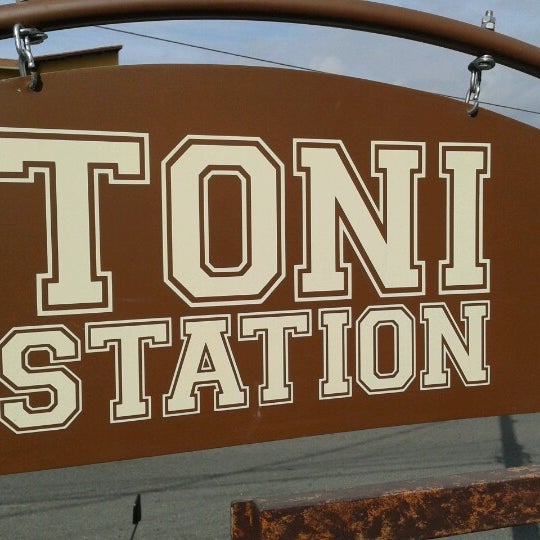 6/23/2012 tarihinde Victor V.ziyaretçi tarafından Toni Station Gastronomia e Bar'de çekilen fotoğraf