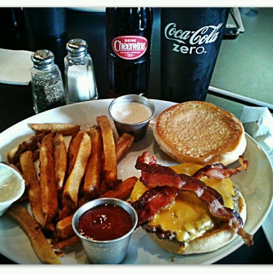 Photo taken at Fizz Burgers &amp; Bottles by Mike H. on 4/6/2012