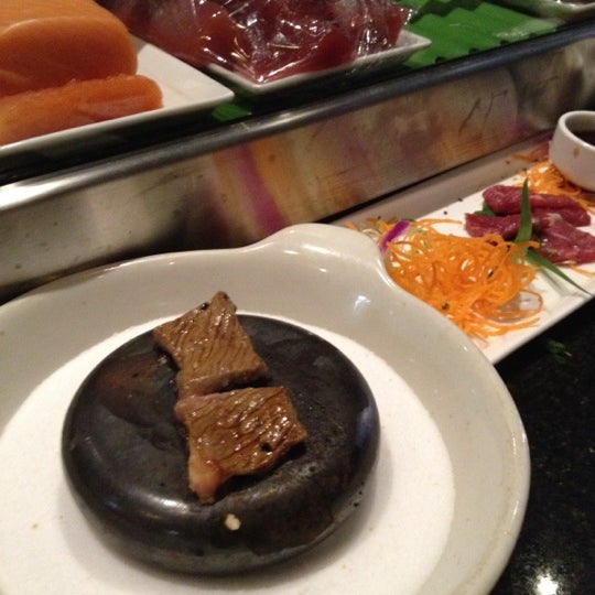 Foto scattata a Midori Sushi and Martini Lounge da Lisa W. il 4/21/2012