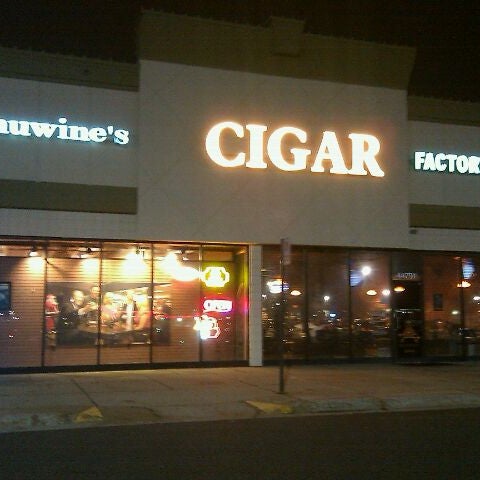 2/15/2012 tarihinde Doug C.ziyaretçi tarafından Jenuwine Cigar Lounge'de çekilen fotoğraf