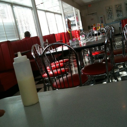 Das Foto wurde bei Blue Ribbon Diner- Burlington von Zachary M. am 3/1/2012 aufgenommen