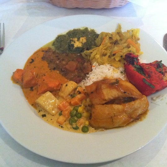 9/13/2012 tarihinde Christina H.ziyaretçi tarafından Viva Goa Indian Cuisine'de çekilen fotoğraf