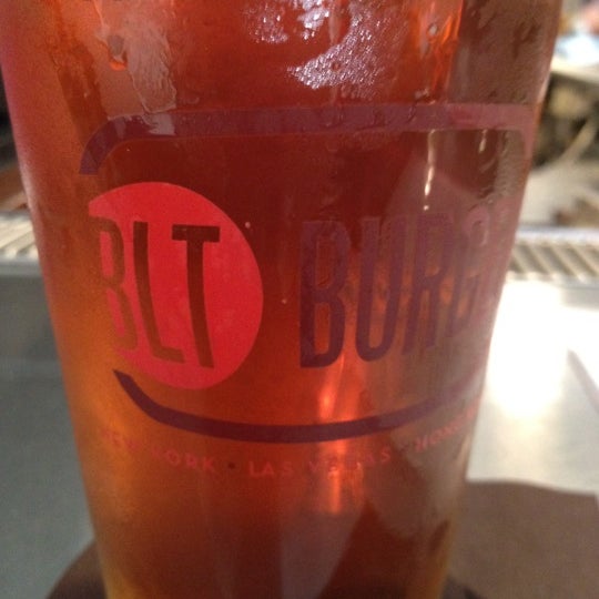 Foto tirada no(a) BLT Burger por Virginia em 5/28/2012