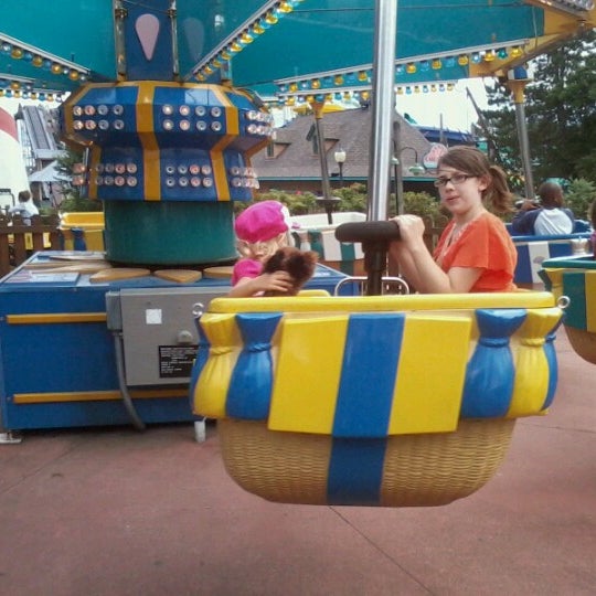 Wally's Weather Balloons Attraction in Darien Center