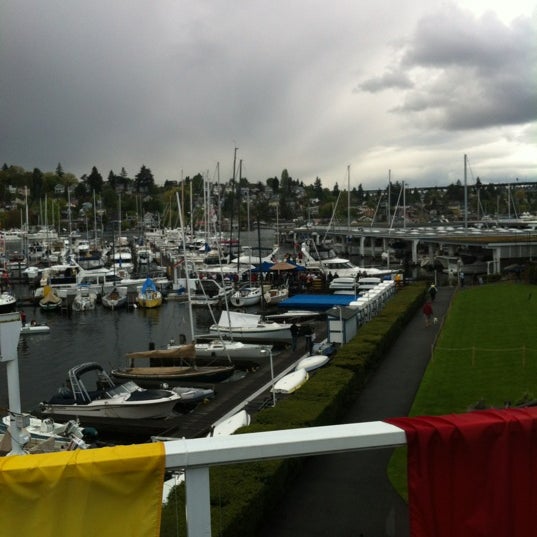 Foto tirada no(a) Seattle Yacht Club por Mike S. em 5/4/2012