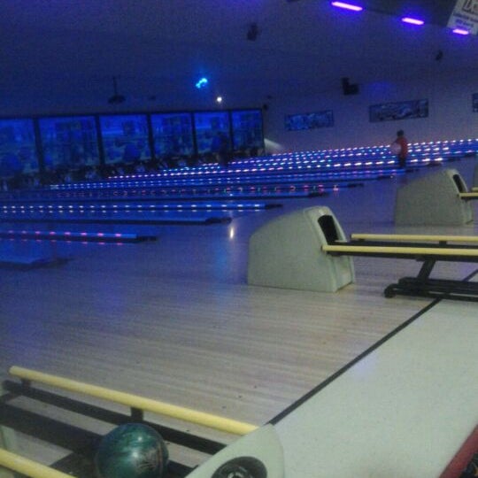 Foto diambil di Forest View Lanes (Bowling) - Recreation Bar and Grill oleh HALEY H. pada 2/22/2012