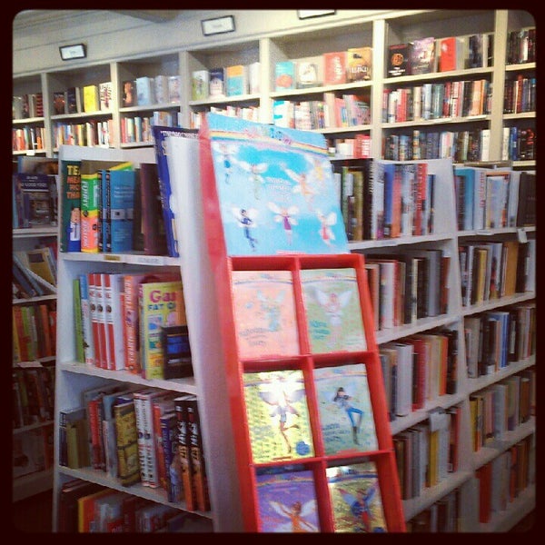 Снимок сделан в Diesel, A Bookstore пользователем ShoppingandInfo M. 8/6/2012