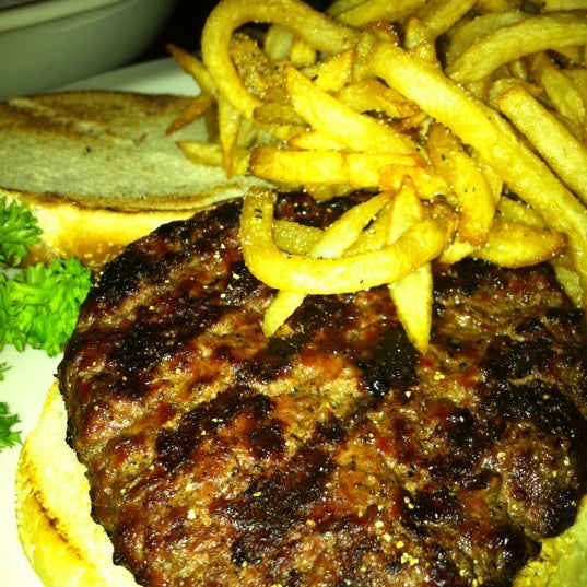 Das Foto wurde bei Bâton Rouge Steakhouse &amp; Bar von Andrew C. am 4/1/2012 aufgenommen