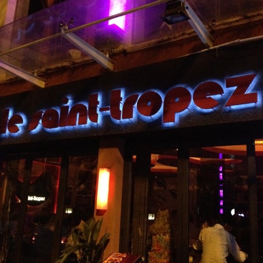 Das Foto wurde bei Le Saint Tropez Cocktail Bar von Steven L. am 4/14/2012 aufgenommen