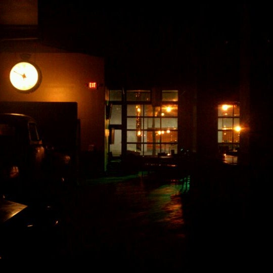 Foto tomada en Rusty&#39;s Old 50 Night Pub  por Aaron R. el 2/9/2012