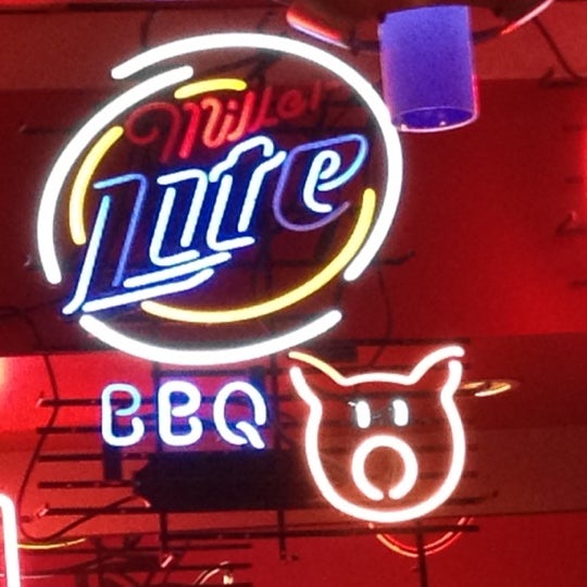 8/19/2012에 Christopher P.님이 Red Hot &amp; Blue  -  Barbecue, Burgers &amp; Blues에서 찍은 사진