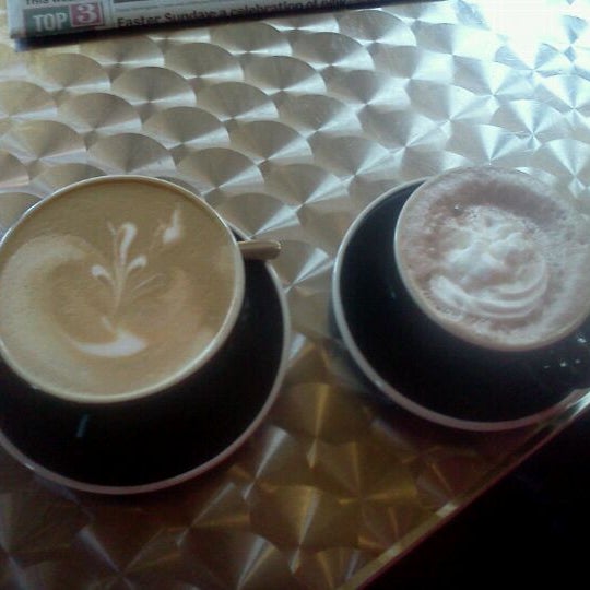 Foto tomada en Liquid Art Coffeehouse &amp; Eatery  por Paula H. el 4/6/2012