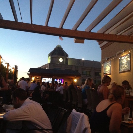 7/26/2012 tarihinde Derek B.ziyaretçi tarafından Arlington Rooftop Bar &amp; Grill'de çekilen fotoğraf