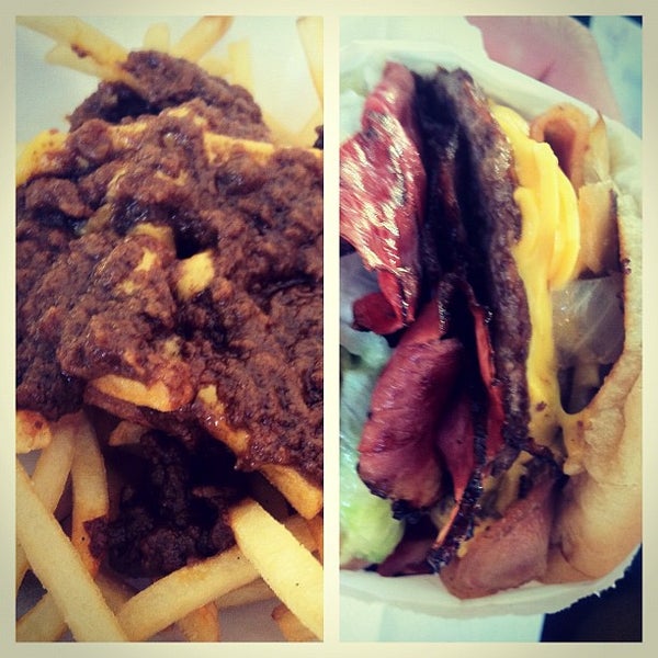 Снимок сделан в Willie&#39;s Burgers пользователем Jason Christopher S. 9/8/2012