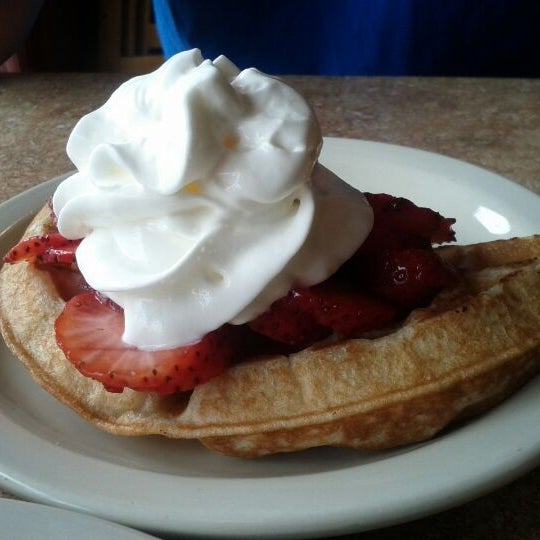 Photo taken at Pecan Creek Grille by Victoria L. on 5/6/2012