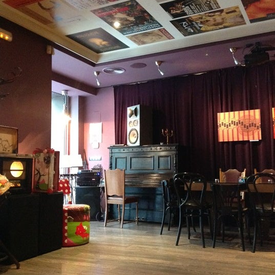 รูปภาพถ่ายที่ Dada Cultural Bar โดย Lazarina เมื่อ 9/7/2012
