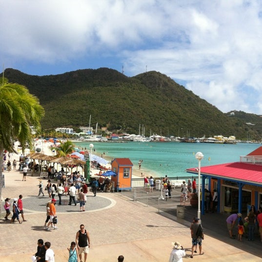 Foto tomada en Hard Rock Cafe St. Maarten  por Katie M. el 3/7/2012