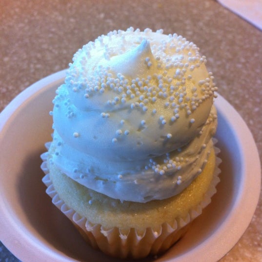 รูปภาพถ่ายที่ Gigi&#39;s Cupcakes โดย Fallon เมื่อ 2/25/2012